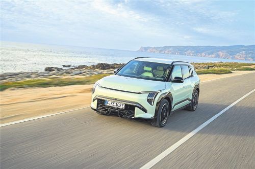 Langstreckentauglicher Kompakter: Bei frühlingshaften Temperaturen und etwas zurückhaltender Fahrweise kommt man mit dem Kia EV3 mit voll geladener 81,4-kWh-Batterie locker über 500 Kilometer weit. Foto Kia