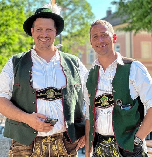 Leonhard Seiderer (links) und Florian Antretter von der Stadtkapelle Kolbermoor laden am kommenden Sonntag zum Kurkonzert in den Bad Aiblinger Kurpark ein. Foto re