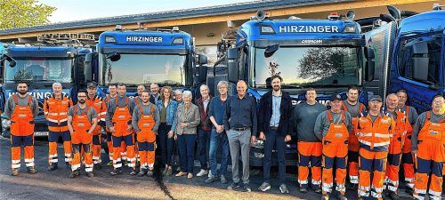 Loyale Mitarbeiterinnen und Mitarbeiter flankieren links und rechts drei Generationen (Bildmitte) der familiengeführten Hans Hirzinger GmbH. Fotos knarr