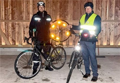 „Macht auf Euch aufmerksam, macht Euch sichtbar“, dieses Motto geben Bürgermeister Richard Richter (rechts) und Andreas Wieser den Bruckmühler Stadtradlern mit auf den „sicheren“ Weg.