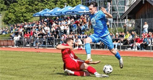 Marco Ass verliert hier den Ball zwar an Thomas Salzmann, das Duell gegen Peiting entschied der TSV Bad Endorf aber für sich.Foto Mühlhofer