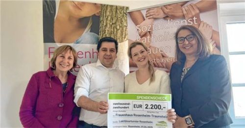 Marita Koralewski, Leiterin des Frauenhaus Rosenheim-Traunstein, mit Michael Prentl und Tatjana Reichenauer, Organisatoren des Rosenheimer Lokführerfußballturniers, sowie Elke Herrmann, Geschäftsführerin des SkF e.V. Südostbayern (von links).Foto re