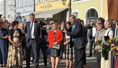 Markus Söder mit Willkommenstrunk am Burghauser Stadtplatz. Das Tanzspiel des Vereins Herzogstadt hieß ihn dort willkommen. Foto Haindl