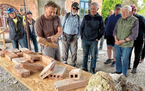 Maurermeister Alois Huber erklärte anhand von Steinen und Ziegeln die diversen Gewölbebau-Möglichkeiten und -Varianten. Fotos neuwirth