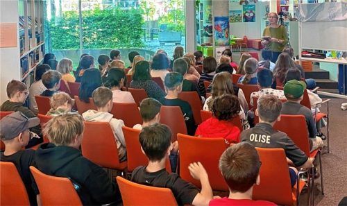 Meike Haas bei ihrer Lesung in der Stadtbücherei. Sie hatte ihr Buch „Hilfe, meine Lehrerin ist ein Gorilla“ mitgebracht.Fotos  re