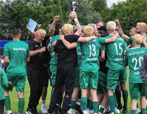 Meisterjubel – und mittendrin der Pokal: Der Sportbund Rosenheim feiert blondiert.Foto SB Rosenheim