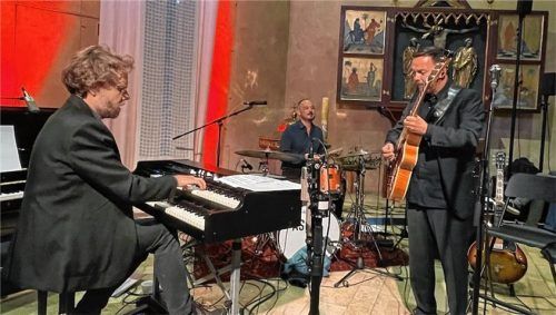 Mit „All Blues“ war das Jazzkonzert von Jazzgitarrist Philipp Stauber mit Matthias Bublath, Klavier und Hammond-Orgel, und Schlagzeuger Guido May überschrieben. Foto kirchner