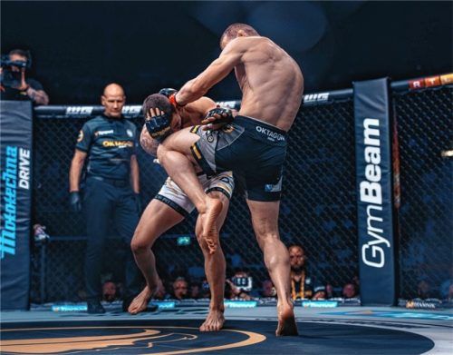 Mit dem Knie zum Sieg: Gökhan Aksu beendete seinen Kampf gegen Ognjen Dimic mit einem kraftvollen Kniestoß frühzeitig.Foto Stepan Cerny/MMA