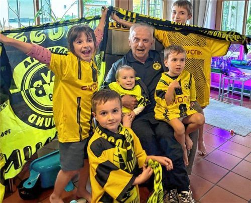 Mit den fünf Enkelkindern im gelb-schwarzen Fußball-Fieber. John ist ein Kindernarr – deshalb auch sein Engagement für Kinder in Not.Fotos Poll