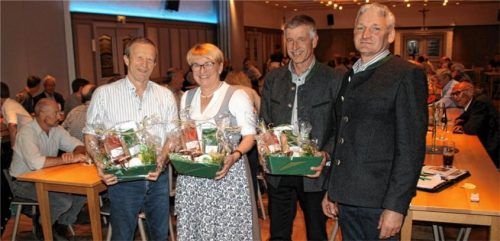 Mit einem Dankeschön verabschiedete (von rechts) WBV-Vorsitzender Alois Kalteis seine ausscheidenden Weggefährten aus dem Vorstand – Georg Rechenauer (Dritter Vorsitzender) und Johanna Weichselbaumer (Beisitzerin) sowie den langjährigen Holzvermittler Sepp Holzner. Fotos Strim