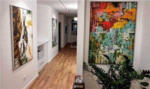 Mit ihren Bildern will die Künstlerin andere in ihre Welt voller Farben, Formen und Gefühle entführen. Fotos re