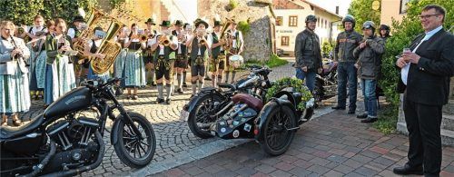 Mit Musik und Motorrad wurde Pfarrer Basta (rechts) in Tuntenhausen abgeholt und nach Beyharting gefahren.