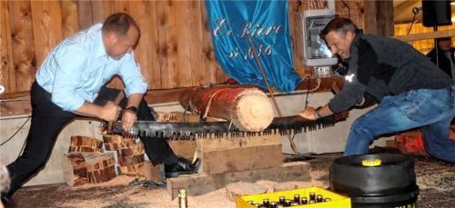Mit vollem Einsatz und Schweißperlen auf der Stirn sägten sich Philipp Schlosser und Martin Singer vom Team „1978“ zum Tagessieg.