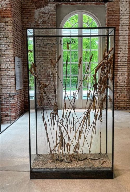 „Morgenthau“ von Anselm Kiefer: Vor den bodentiefen Fenstern erfährt die Installation noch einmal mehr Aussagekraft.