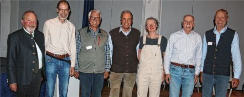 Nach der Wahl: (von links) Stellvertretender Landrat Josef Huber, Manfred Bohlmann,Michael Scheckatz, Wolfgang Matschke, stellvertretende Vorsitzende Andrea Waurer und Stefan Storandt sowie der alte und neue Vorsitzende Rainer Auer.Foto Schwitteck