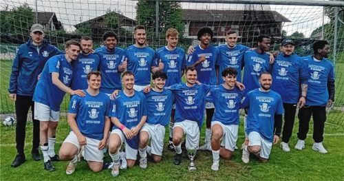 Nach einem Jahr wieder zurück: Der ESV Rosenheim ist Meister der B-Klasse 1.Foto ESV