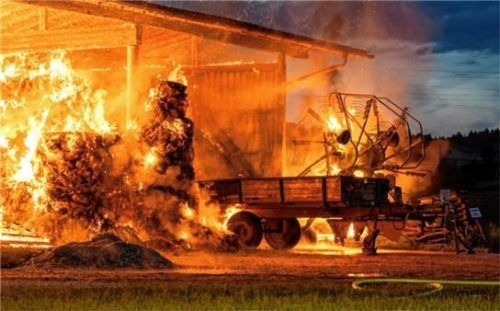 Neben landwirtschaftlichen Geräten wurden bei dem Feuer auch Futtervorräte ein Raub der Flammen.