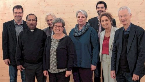 Neu aufgestellt: (von links) Matthias Ludwig, Pater Baltharaju Banda, die ausgeschiedene Annemarie Biechl, Pastoralreferentin Monika Langer, Theresa Messerer, Michael Braun, Angelika Röhrmoser und Dekan Thomas Schlichting. Foto re