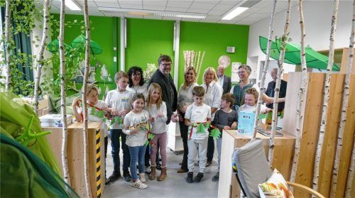 Nicht nur die Kinder sind begeistert. Auch (von links) Projektinitiatorin Marion Zanini von der OGTS, Bürgermeister Christoph Kraus, Einrichtungsfachberaterin Claudia Stürzer, OGTS-Koordinatorin Rita Fenzl und Rektorin Sigrid Hübl (von links) hatten Spaß.Foto Werner Witt