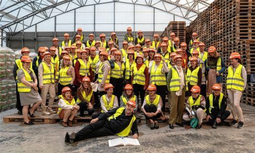 Noch trägt der Liederkranz Rohrdorf die leuchtende Schutzkleidung und Sicherheitshelme, bei ihrem Auftritt am Samstag wird nur noch die Umgebung ungewöhnlich sein. Foto re