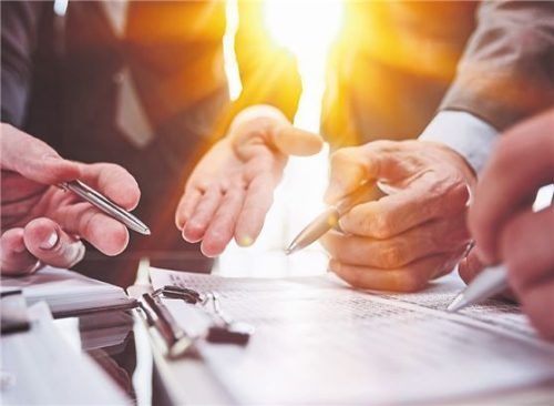 Noch vor Vertragsschluss sollte man das Bauprojekt prüfen – es geht um viel Geld. Foto Panthermedia/Rawpixel