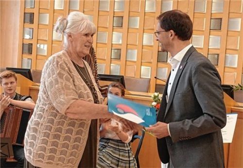 Oberbürgermeister Andreas März überreichte Anita Eggart den Sozialpreis, der mit 1000 Euro dotiert ist, für ihre Verdienste rund um den Stadtteil Endorfer Au. Fotos Wunsam