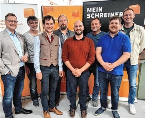 Obermeister Michael Obereisenbuchner (Dritter von links) sowie der geschäftsführende Kreishandwerksmeister Rainer Dachsberger mit den Vorstandsmitgliedern: (von links) Albert Kain, Obermeister-Stellvertreter Markus Kliegl, Sebastian Ebenbichler, Michael Grasser, Markus Mooshuber und Alexander Huber.Foto maier