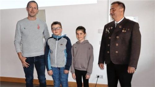 Offiziell vorgestellt: Schützenmeister Richard Kotz (rechts) begrüßte die in der Versammlung anwesenden Neuzugänge (von links) Matthias Musselmann, Paul Gasteiger und Loni Stuffer. Foto strim