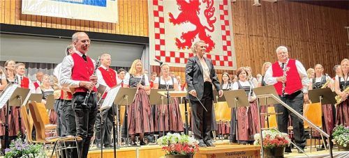 Orchesterchefin Barbara Bschorr (Mitte) und die Stadtkapelle. Fotos Janeczka