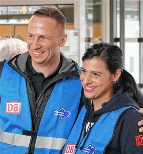 Patrick Rockel vom Bahnhofsmanagement unterstützt.