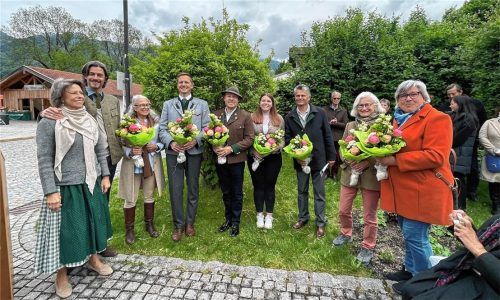 Peggy von Cramer-Klett mit Sohn Ludwig, Kuratorin Michaela Thomas, Bürgermeister Simon Frank, Herbert Reiter, Leiter der Tourist-Info, Verena Weinhammer (Tourist-Info), Thomas Bauer, Zweiter Vorsitzender des Heimat- und Geschichtsvereins Aschau, Elfi Lasinger-Schulz, langjährige Mitarbeiterin der Freiherrlichen von Cramer-Klett’schen Centralkanzlei, sowie Monika Schmid, Dritte Bürgermeisterin.
