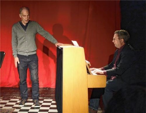 Peter Wiegand sang, begleitet von Klaus Kammerloher am Klavier.Foto füchtner