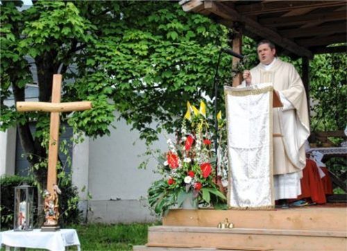 Pfarrer Philipp Kielbassa fand beim Festgottesdienst viele lobende Worte für die Einsatzkräfte.