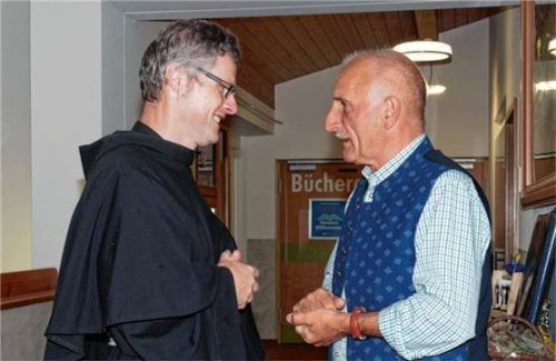 Pfarrvikar Pater Dariusz Burdalski (links) war achteinhalb Jahre in Rosenheim als Seelsorger tätig, hier mit dem ehemaligen Kirchenpfleger Franz Unterlinner aus Westerndorf am Wasen.Foto Aerzbäck