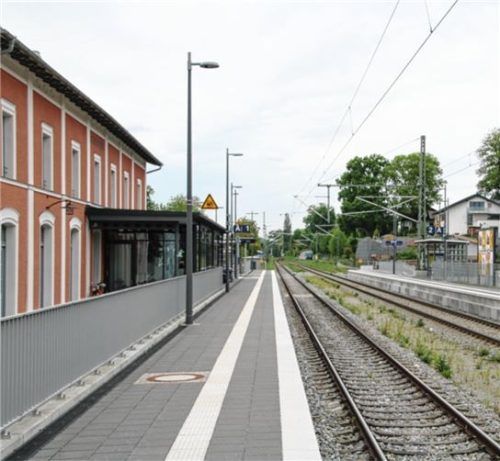 Plötzlich fuhr der Zug von Rosenheim nach Holzkirchen nicht auf Gleis 2, sondern auf dem ersten Bahngleis in Kolbermoor ein.