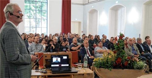 Professor Frank Schneider, ehemaliger Präsident der Deutschen Gesellschaft für Psychiatrie, referierte in seinem Vortrag im kbo-Inn-Salzach-Klinikum in Wasserburg über die sogenannte „Euthanasie“ im Dritten Reich. Foto Weithofer