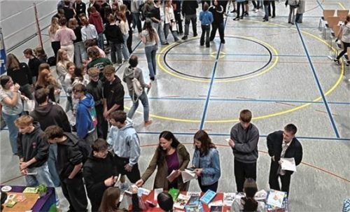 Realschüler im Gespräch mit Vertretern der Jugendorganisationen. Fotos re