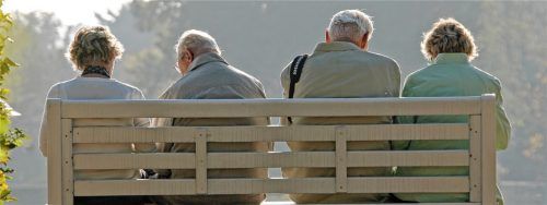 Rentner sitzen auf einer Parkbank. Altersarmut ist ein großes gesellschaftliches Problem. Die Politik kämpft seit Jahrzehnten um Lösungen.Foto dpa