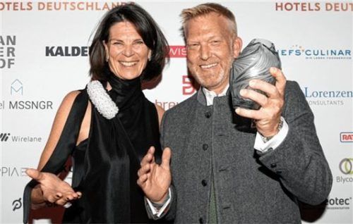 Riesige Freude bei Ursula Schelle-Müller und Nikolai Bloyd. Das Resort Das Achental in Grassau ist Deutschlands zweitbestes „Luxury Golf Resort“. In der Gesamtwertung kam das Luxus-Resort auf Platz 13 von 101 Hotels. Foto API/Michael Tinnefeld/Manuel Tilgner