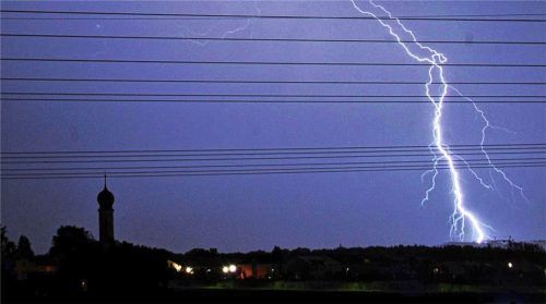 Rosenheim ist Deutschlands Blitz-Hauptstadt. Nirgends in Deutschland krachte es auf den Quadratkilometer gerechnet so oft wie hier. Auf dem Bild schlägt ein Blitz in der Nähe von Alt-Happing ein. Foto Ziegler