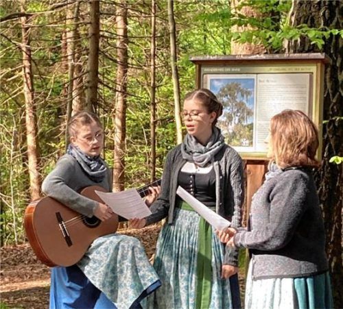 Rosi Stadler mit den beiden Töchtern Maria und Elisabeth. Foto weigl