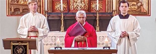 Ruhestandspfarrer Andreas Zehentmair beim feierlichen Gottesdienst. Foto Hötzelsperger
