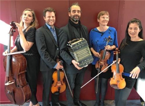 Schaffen eine einzigartige Klangwelt: Facundo Barreyra (Mitte) mit (von links) Elizabeta Crnojevic, Christopher Zack, Regine Nosske und Julia Linden.Foto jaensch