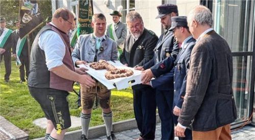Schechens Bürgermeister Stefan Adam (von links) übergab den symbolischen Schlüssel an die Vereinsvorsitzenden Andreas Rausch (Trachtenverein), Kurt Hefter (Schützen), Julian Rolle und Peter Lechner (Vorsitzender und Kommandant der Feuerwehr) sowie Gottfried Hartl (Musikschule). Fotos Heinz