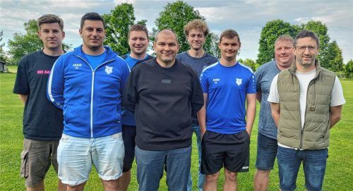 Schließen sich zu einer neuen Spielergemeinschaft zusammen: (von links) Spieler beim ASV Rott, Fabian Simmer, Jugendleiter des SV Ramerberg, Dominik Lerch, Spieler beim SV Ramerberg, Florian Weiderer, Sportlicher Leiter beim ASV Rott, Rene Töpfer, Jugendleiter beim ASV Rott, Simon Hifinger, Jugendtrainer beim SV Ramerberg, Tobias Berger, Fußball-Abteilungsleiter beim SV Ramerberg, Jürgen Reich und Zweiter Vorsitzender beim ASV Rott, Peter Metzke. Foto Huber