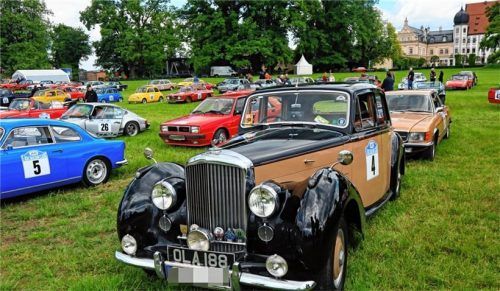 Schon vor dem Start sticht der gute alte Bentley-R aus der Masse der vielen Oldtimer heraus.