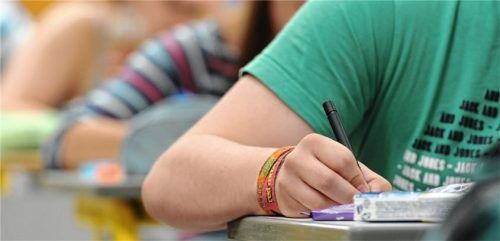 Schüler eines Gymnasiums schreiben eine Klausur. Foto dpa