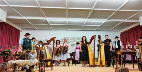 Sechs Musikgruppen belegten beim Volksmusikhoagascht im Chalet-Saal in Aschau ihr Können. Foto Trachtenverein Edelweiss Niederaschau