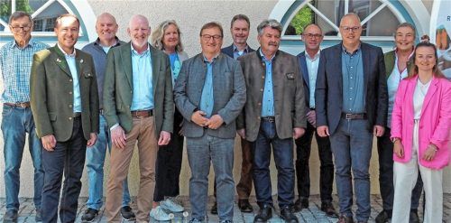 Sie haben es mit den alten Römern: (von links) Albert Multerer (Museumsführer Römermuseum Grabenstätt), Herbert Reiter (Leiter Tourist-Info Aschau und Sachrang), Tobias Trübenbach (Geschäftsführer KBW Traunstein), Michael Andrelang (Zweiter Bürgermeister Aschau), Christiane Lindlacher (Leitung Tourist Info Seeon-Seebruck), Gerhard Wirnshofer (Bürgermeister Grabenstätt), Christian Fitzner (Leitung und Marketing Tourist-Info Chieming), Josef Reithmeier (Bürgermeister Pittenhart), Stefan Reichelt (Bürgermeister Chieming), Martin Bartlweber (Bürgermeister Seeon-Seebruck), Susanne Pfliegl (Leitung Tourist-Info Grabenstätt) und Celine Rieß (Mitarbeiterin Tourist-Info Grabenstätt). Foto 1KBW Traunstein