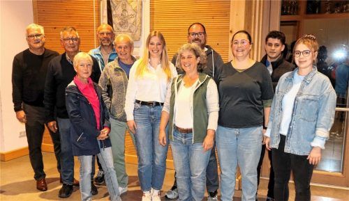 Sie sorgen die nächsten drei Jahre für einen soliden ASV Au: (von links) Wolfgang Puschmann, Sepp Harraßer, Rosemarie Rupp, Martin Nagl, Martin Bacher, Carola Dostthaler, Barbara Mair, Christian Bauer, Lisa Heiß, Seppi Eutermoser und Steffi Pichler. Foto  strim
